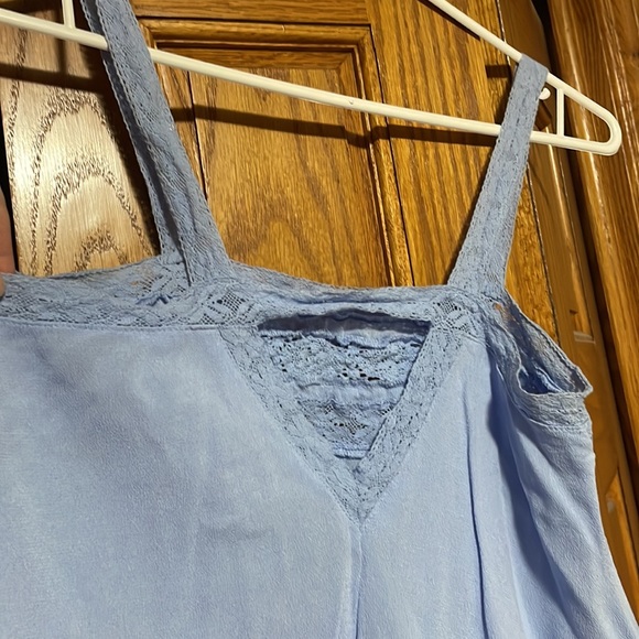 Forever 21 Flowy Crop Top with triangle cut out at back - Picture 3 of 5